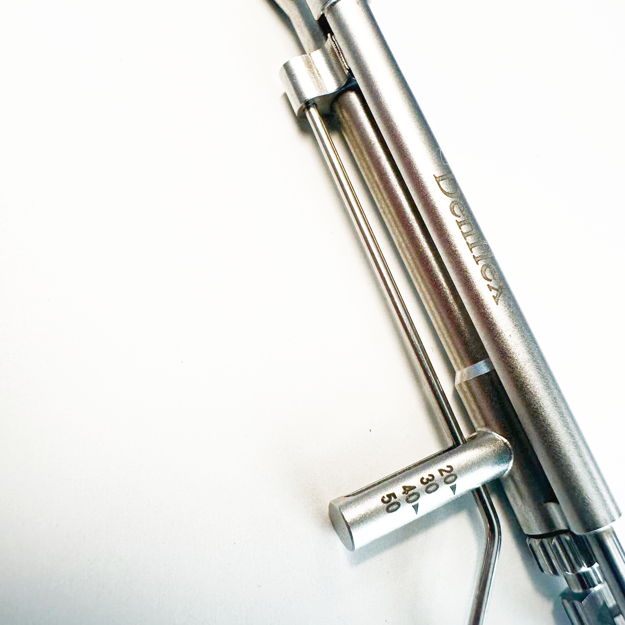 Denflex wrench in closed and open operating positions